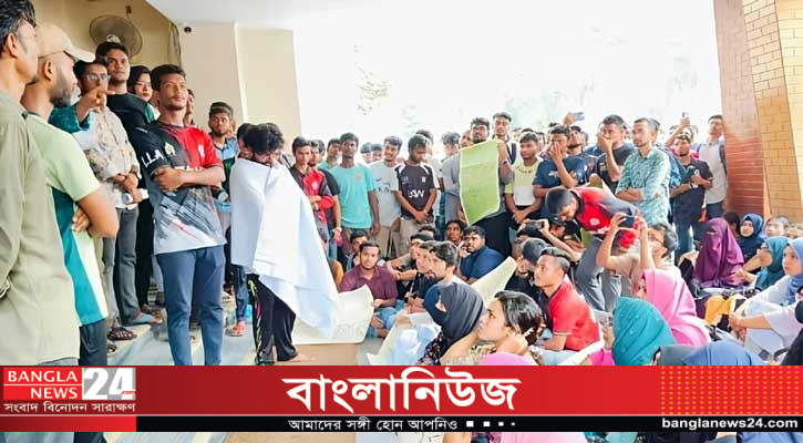 বর্ষপদ্ধতি চালুর দাবিতে রাবি আইন অনুষদ শিক্ষার্থীদের অনশন