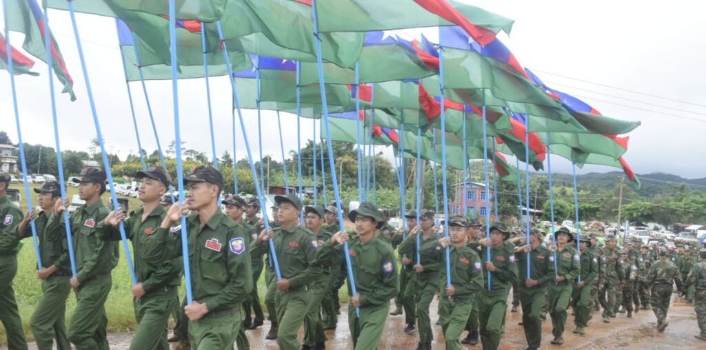 စစ်တပ်သစ္စာခံ ပအိုဝ်းပြည်သူ့စစ် အင်အားသောင်းနှင့်ချီကြီးထွားလာ - Myanmar Now