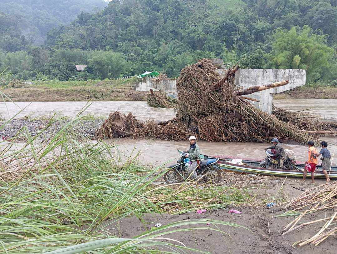 နန်းယွန်းမြို့အဝင်တံတား ပြန်မဆောက်နိုင်‌ သေးတဲ့အတွက် ဒေသခံများ သွားလာရေး ခက်ခဲ – Kachin News Group (KNG)