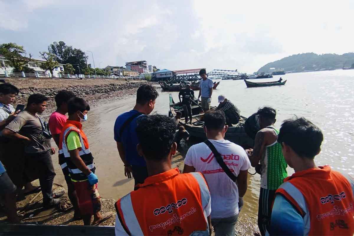 မြိတ်တွင် ဖုန်းသုံးပြီးလမ်းလျှောက်စဉ် ရေထဲပြုတ်ကျသည့် လှေလုပ်သားသေဆုံး – Dawei Watch