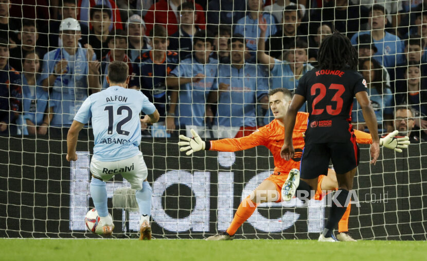 Alfon (12) dari Celta Vigo mencetak gol ke gawang Barcelona dalam pertandingan sepak bola La Liga Spanyol di Stadion Balaidos, Vigo, Ahad (24/11/2024) dini hari WIB.