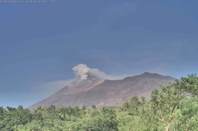 1,000-meter-tall plume emitted by Kanlaon Volcano — Phivolcs