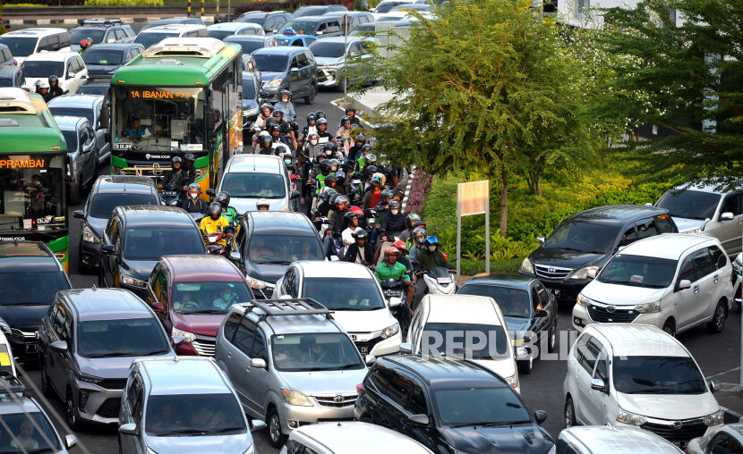 Pengendara terjebak macet di jalan menuju kawasan wisata Malioboro, Yogyakarta, Ahad (24/12/2023). Libur Nataru 2024 diprediksi akan ada 110 juta orang melakukan perjalanan.