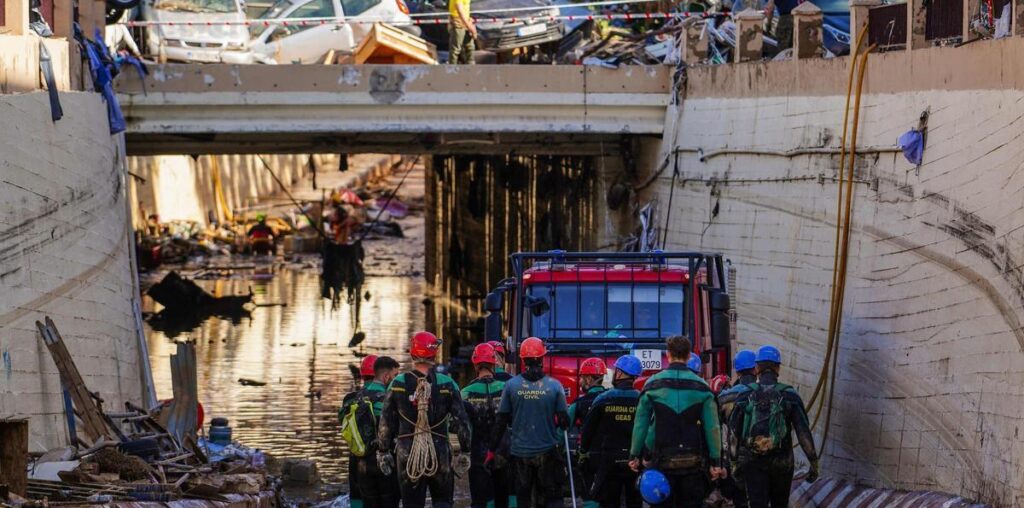 Miles de voluntarios trabajan en los pueblos de Valencia más afectados por la DANA