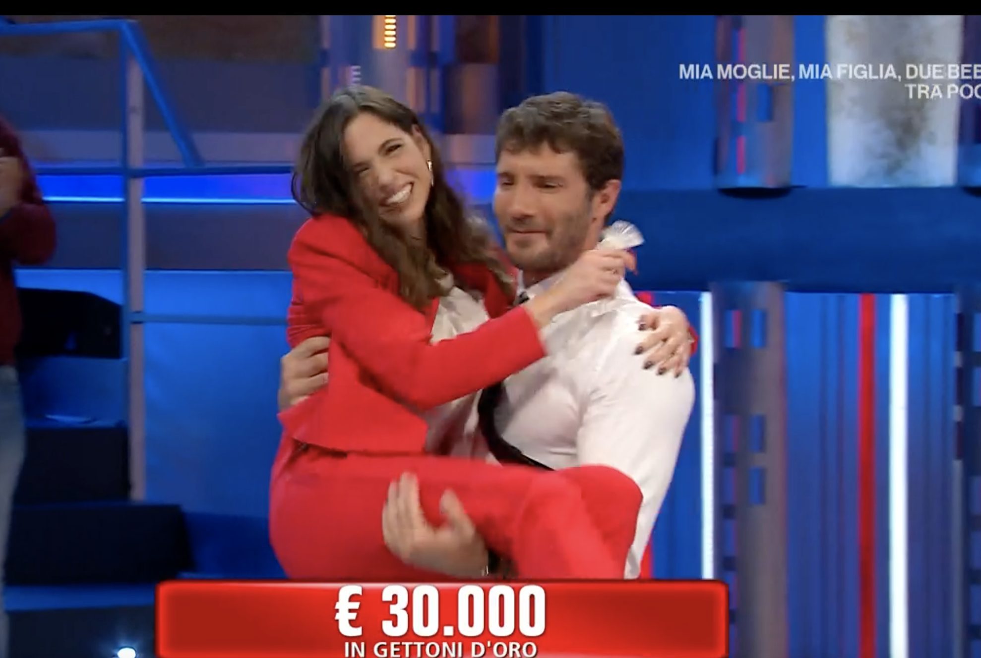 Affari Tuoi, Nicole vince 30mila euro con la mossa di De Martino: “Un finale da Cenerentola”