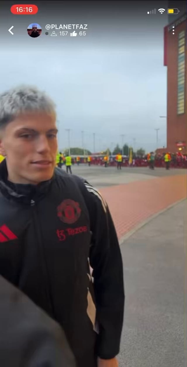 Alejandro Garnacho puts insulting Man United fan in his place before Europa League clash