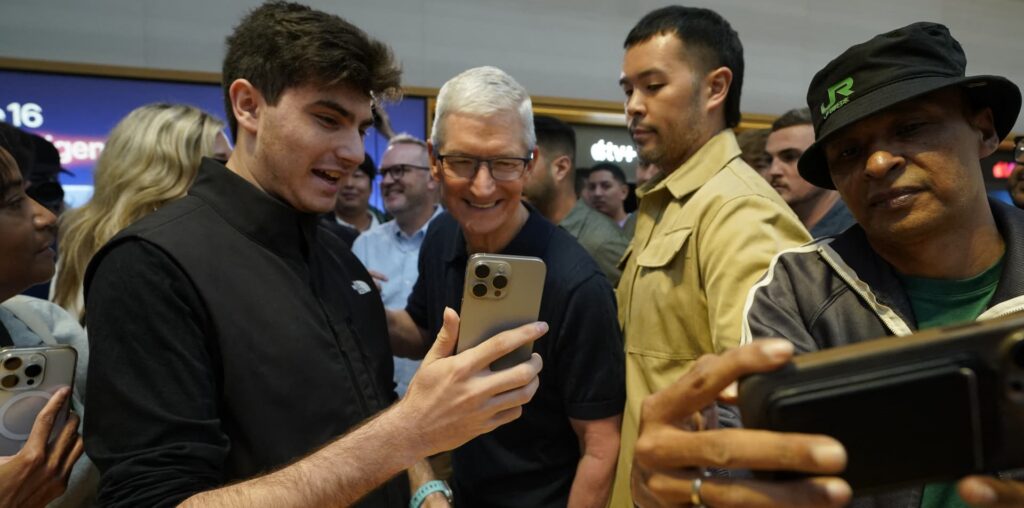 Apple's services unit is now a $100 billion a year juggernaut after 'phenomenal' growth