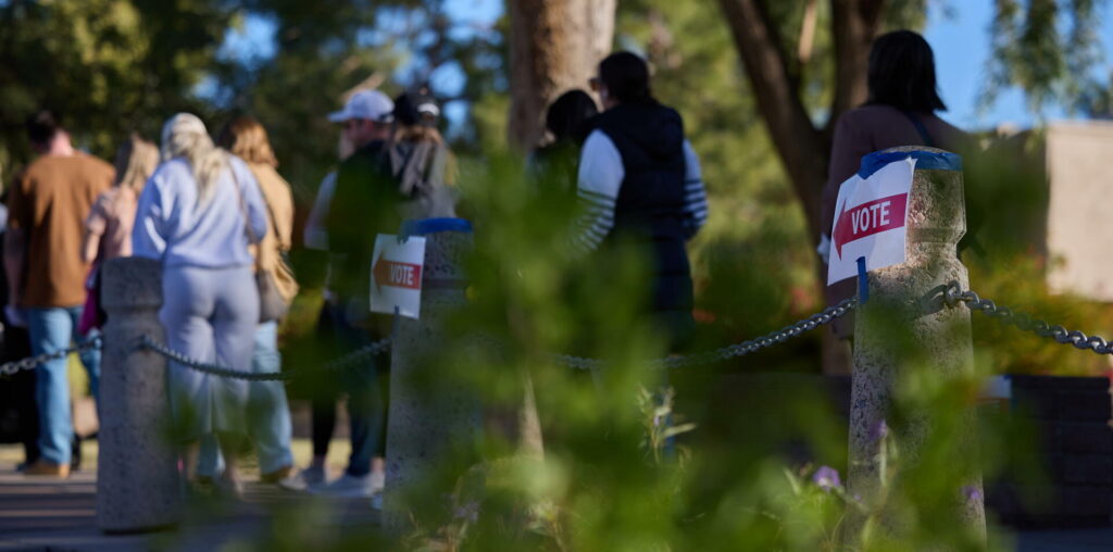 Arizona vota en colegios electorales blindados con guardias, drones y perímetros vallados