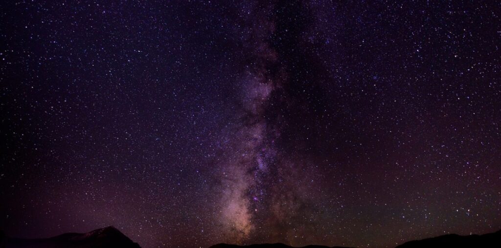 Astrophotographer Captures Milky Way Over Easter Island