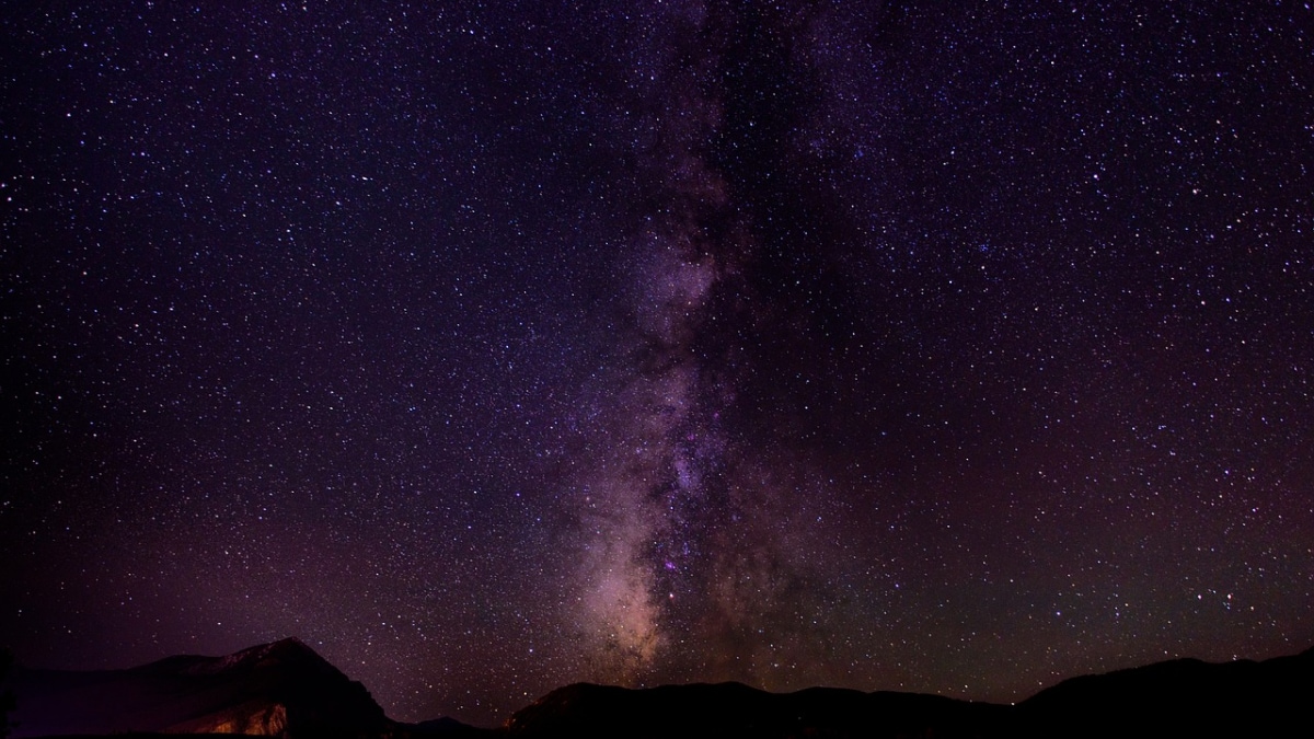 Astrophotographer Captures Milky Way Over Easter Island During Eclipse