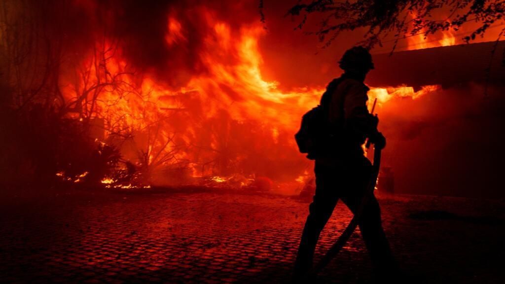 Authorities urge thousands to flee wildfire near Los Angeles