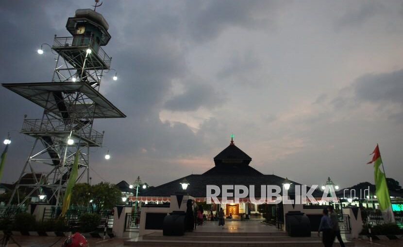 Pengunjung berada di halaman Masjid Agung Demak, Jawa Tengah, Kamis (31/3/2022). Masjid yang dipercayai pernah menjadi tempat berkumpulnya para ulama atau Wali Songo dalam menyebarkan agama Islam di tanah Jawa tersebut merupakan destinasi wisata religi andalan di Kabupaten Demak.