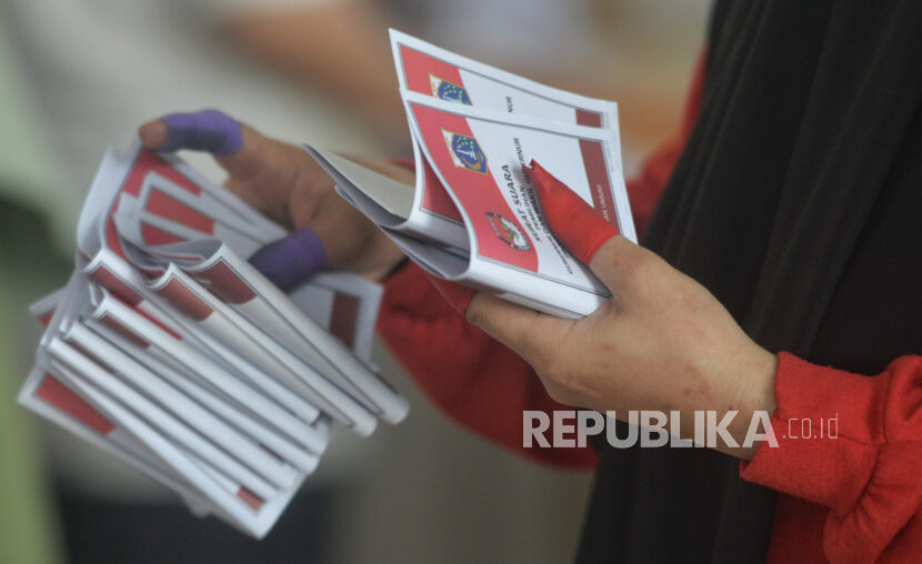 Pekerja melipat surat suara (ILUSTRASI). Bawaslu Kabupaten Bogor mengungkapkan hampir 2.000 surat suara tertukar dengan Serang.