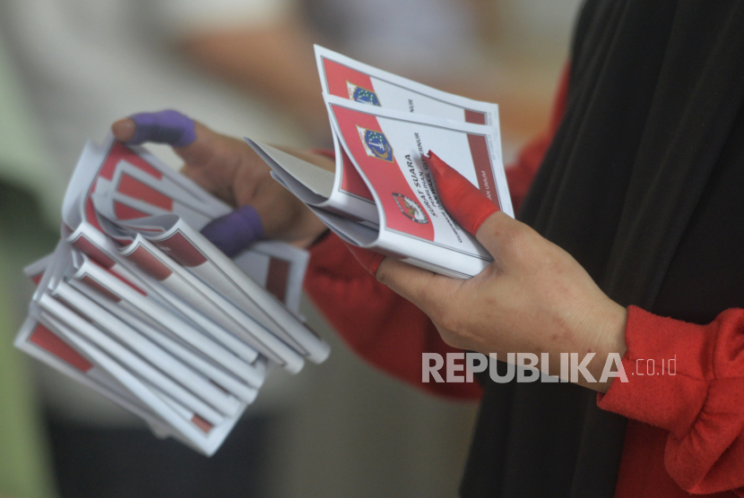 Bawaslu Bogor-Jabar Ungkap Hampir 2.000 Surat Suara Pilkada Tertukar dengan Serang |Republika Online