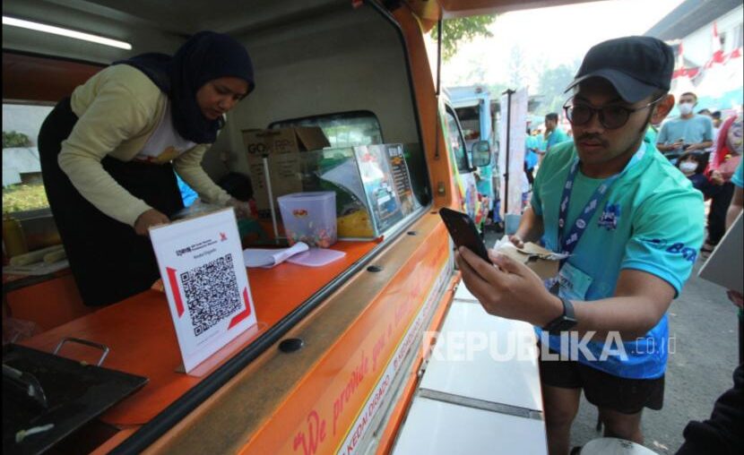 Sejumlah UMKM menerima pembayaran QRIS di acara QRIS Run 2024 di Gedung Sate, Kota Bandung.