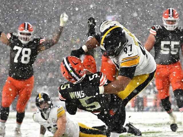 Browns stun Steelers in snowy conditions on TNF