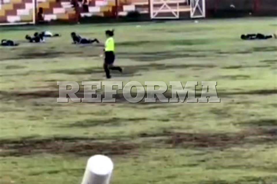 Cae rayo durante partido de futbol en Perú; deja un muerto