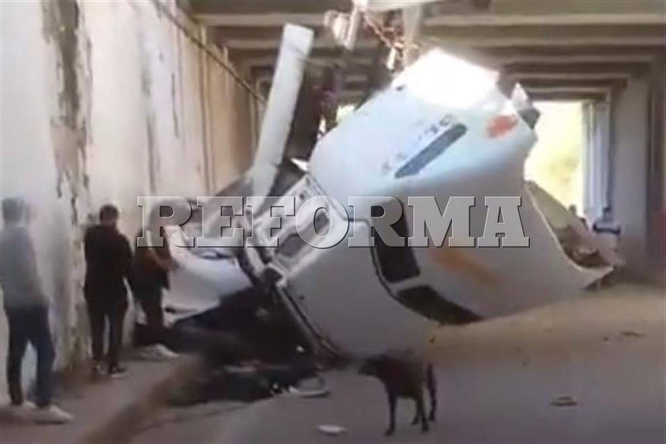 Cae tráiler de puente en la México-Querétaro