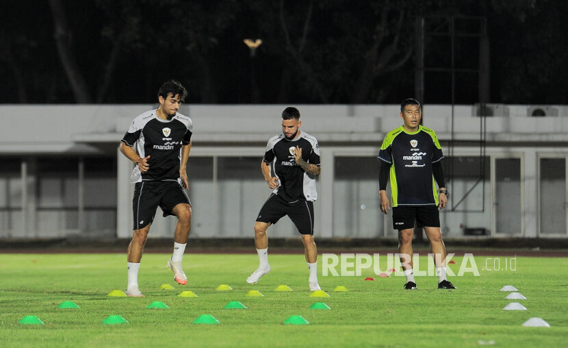 Pemain Timnas Indonesia Calvin Verdonk (tengah).