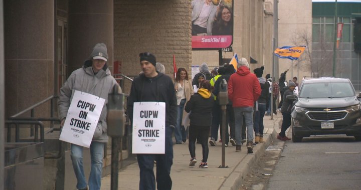 Canada Post workers hit the picket line in Saskatchewan  | Globalnews.ca