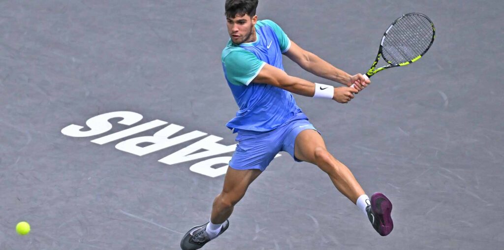 Carlos Alcaraz in action against Ugo Humbert on Thursday evening at the Rolex Paris Masters.