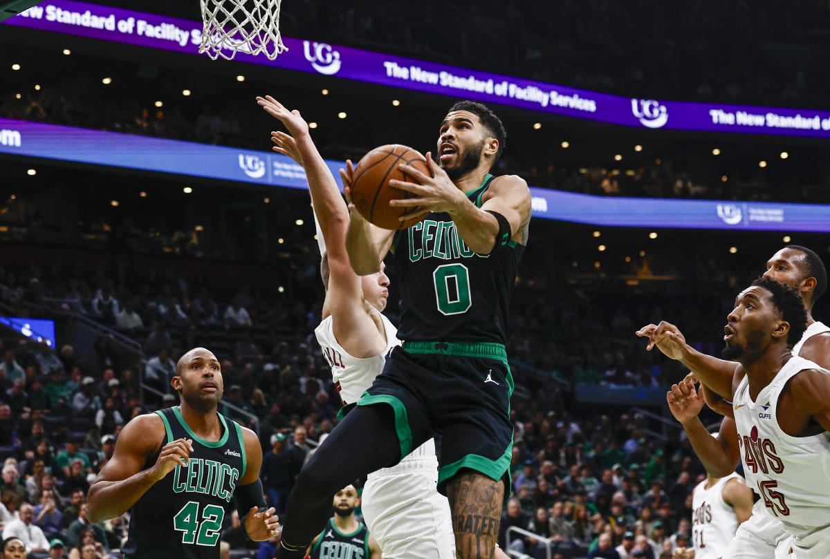 Celtics halt per, hand Cleveland 1st loss after 15-0 start