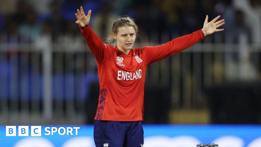 Charlie Dean: Somerset Women sign England all-rounder for 2025