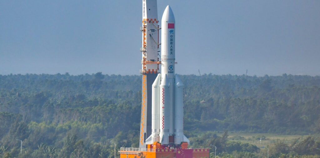 China’s New Heavy Lift Rocket Looks a Whole Lot Like SpaceX’s Starship