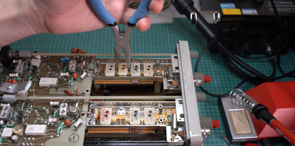 Close Shave For An Old Oscilloscope Saved With A Sticky Note