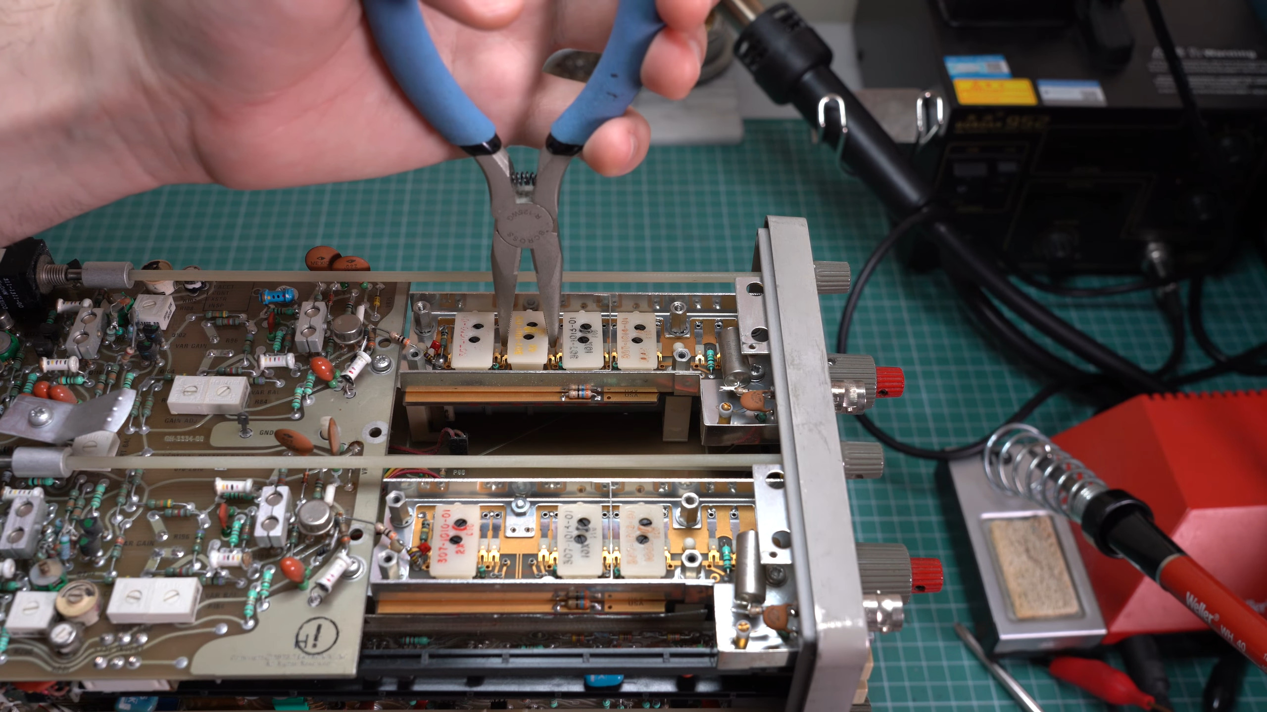 Close Shave For An Old Oscilloscope Saved With A Sticky Note