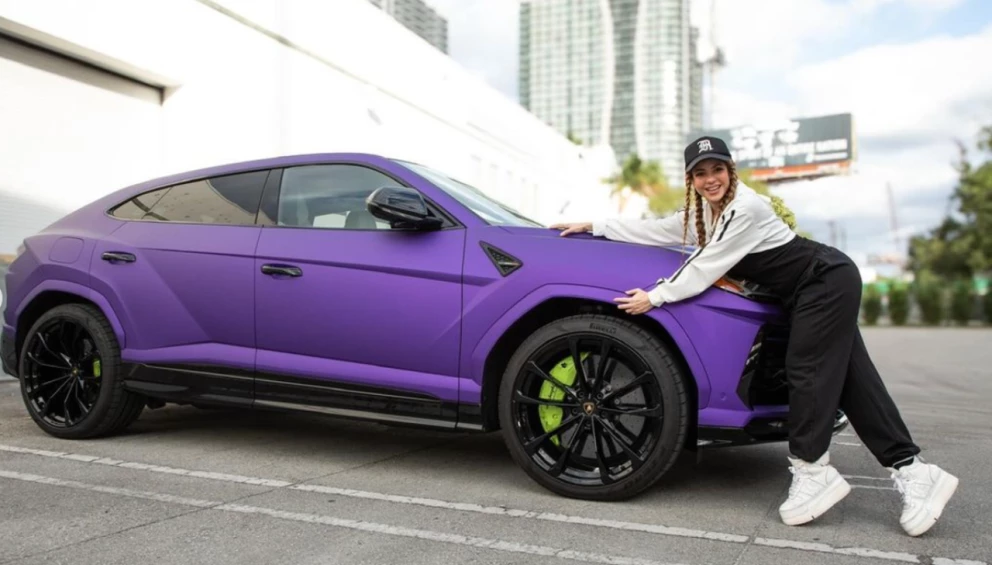 Colombian superstar Shakira is giving away her Lamborghini – The Yucatan Times