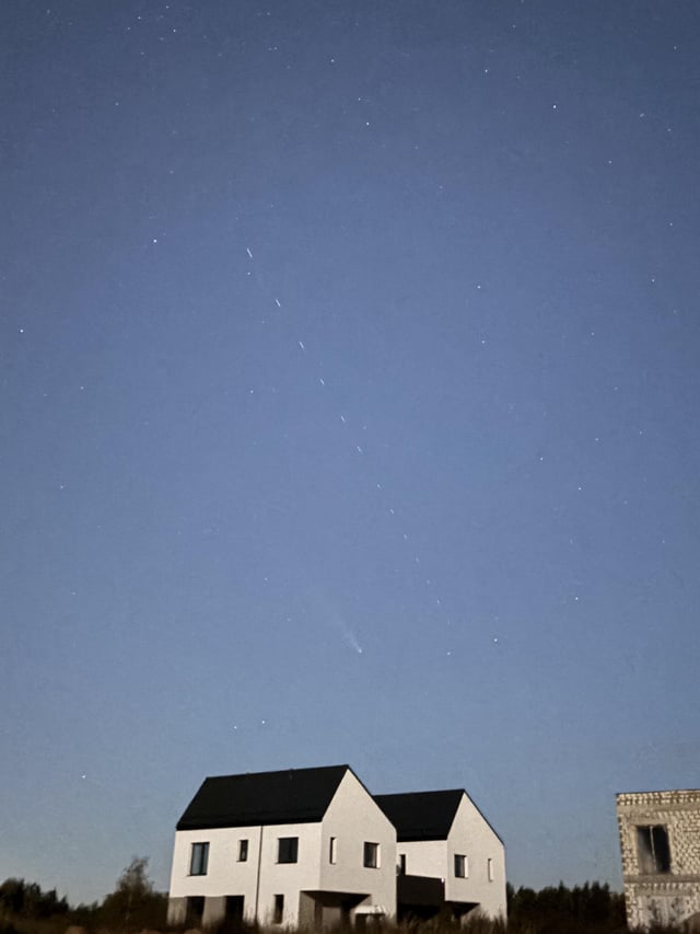 Comet C/2023 A3 and a row of Starlink satellites