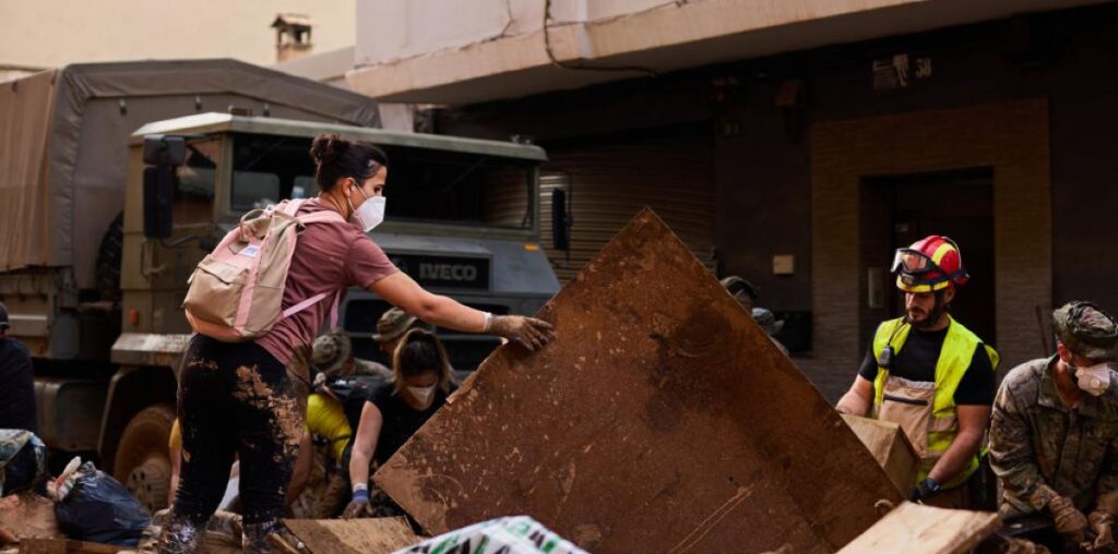 Cómo seguir ayudando a Valencia: maneras de contribuir y no sólo económicamente