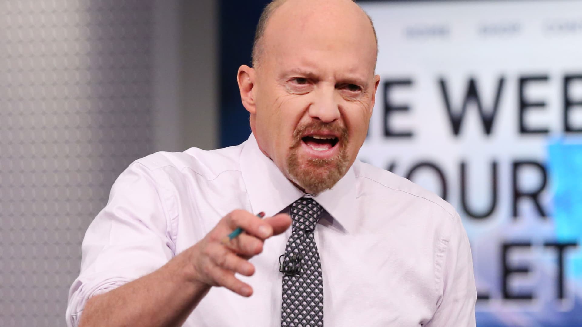 Cramer’s week ahead: Earnings from Dell, CrowdStrike and several big retailers