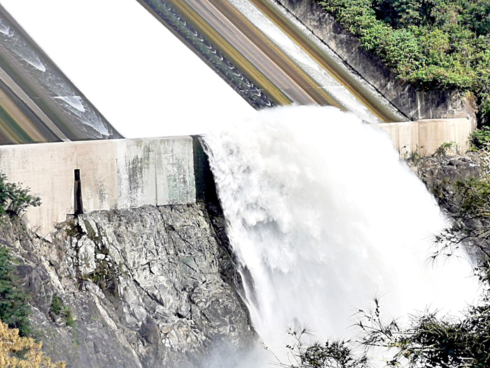 Curtain of cascading water