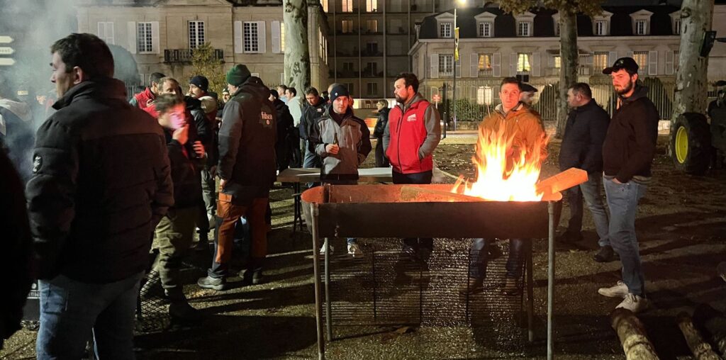 DIRECT. "Nous sommes de retour !" : les représentants de la FNSEA et des Jeunes agriculteurs prennent la parole devant une centaine d'agriculteurs à Périgueux