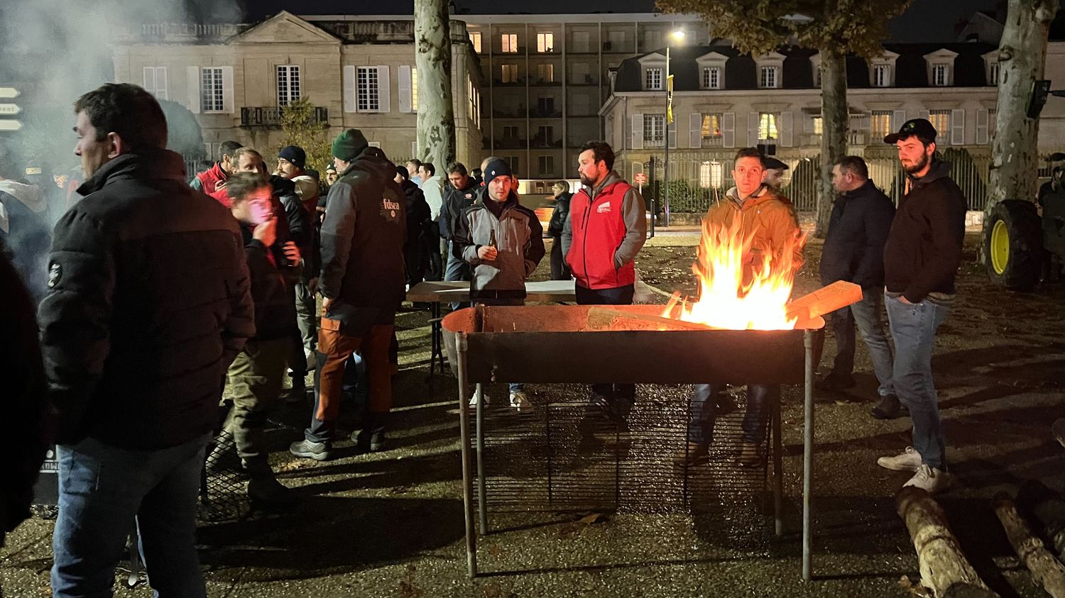 DIRECT. “Nous sommes de retour !” : les représentants de la FNSEA et des Jeunes agriculteurs prennent la parole devant une centaine d’agriculteurs à Périgueux