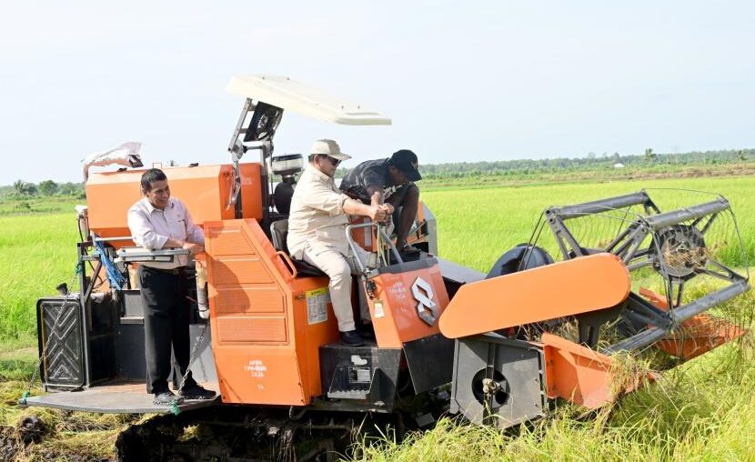 Presiden Prabowo Subianto bersama Mentan Andi Amran Sulaiman di Kampung Telaga Sari, Distrik Kurik, Merauke, Papua Selatan, Ahad (3/11/2024).