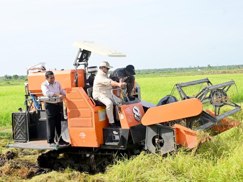 Dampingi Prabowo Naik Combine Harvester di Papua, Mentan Tekankan Pentingnya Alsintan |Republika Online