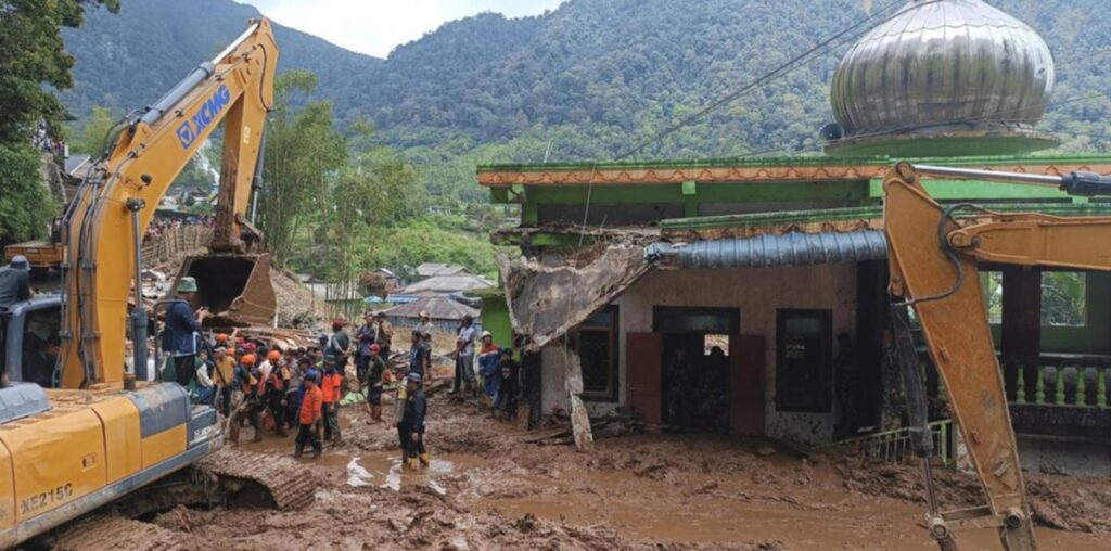 Deadly Landslide and floods hit Indonesia's Sumatra