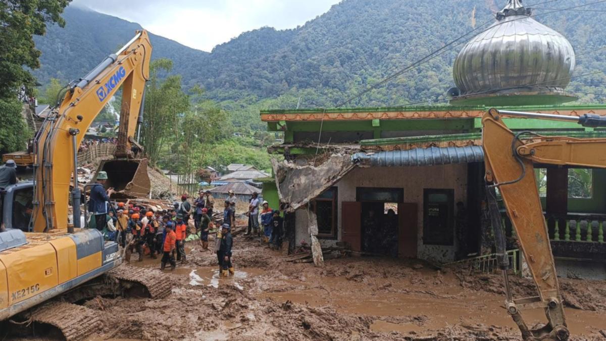 Deadly Landslide and floods hit Indonesia’s Sumatra