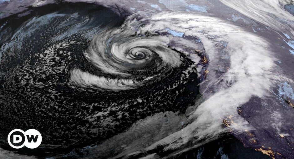 Deadly 'bomb cyclone' lashes US Northwest – DW – 11/21/2024