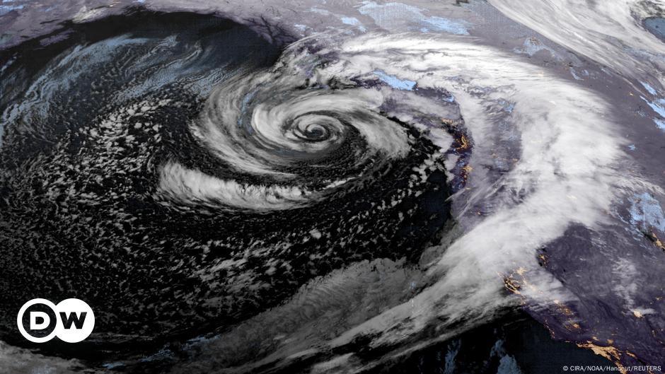 Deadly ‘bomb cyclone’ lashes US Northwest – DW – 11/21/2024