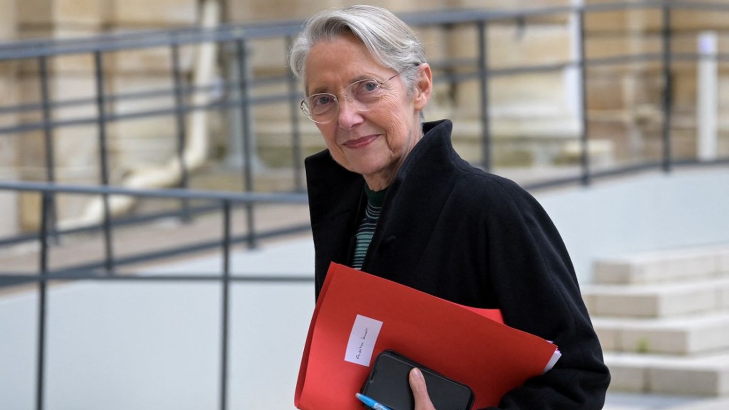 Déficit public : Elisabeth Borne concède avoir été “alertée” fin 2023