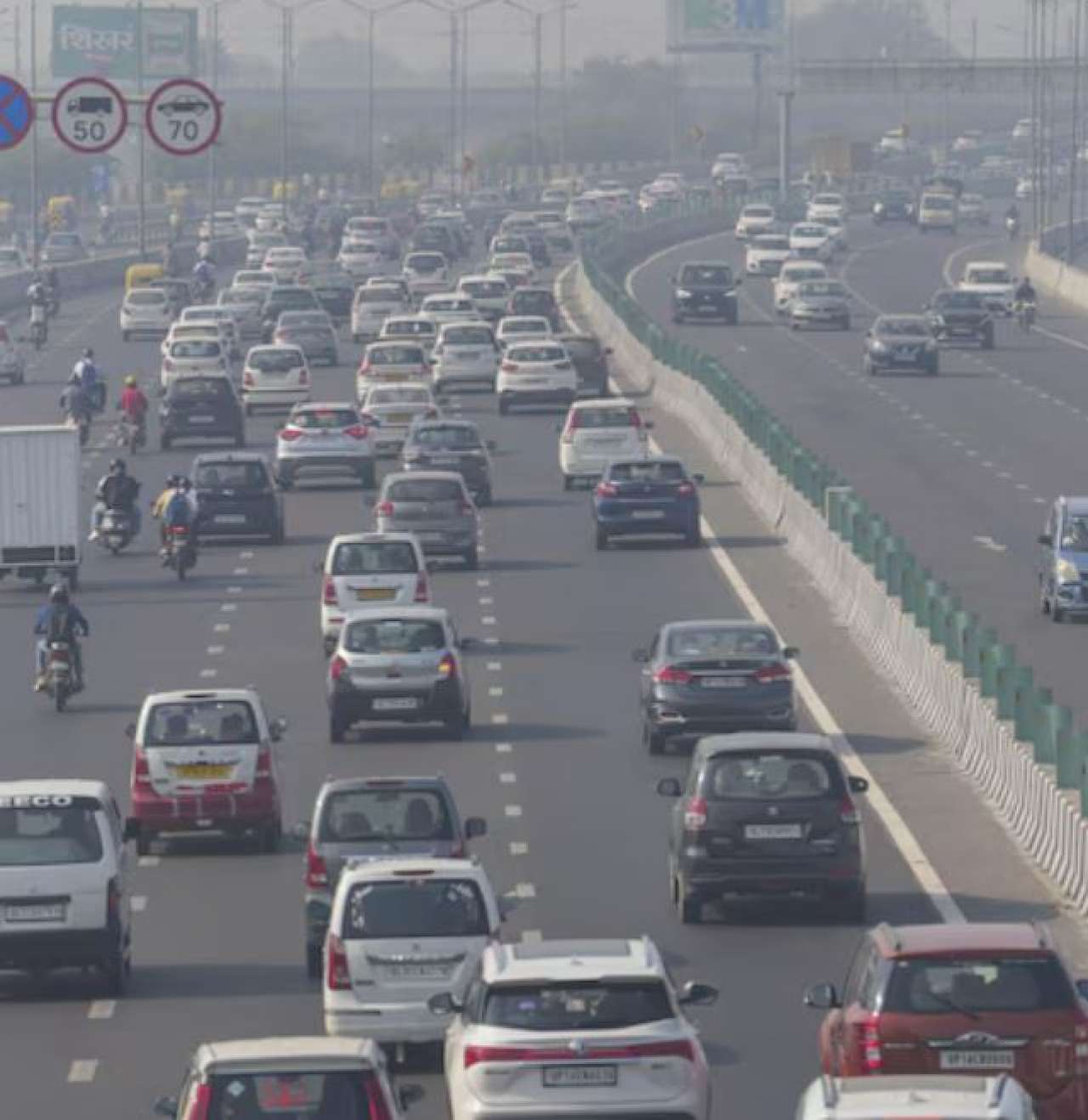 Delhi Pollution: Air quality remains ‘very poor’, AQI at 340, SC to decide on GRAP 4 today