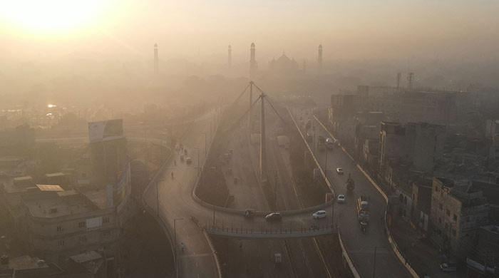 Dense smog shrouds Lahore with AQI over 1,000