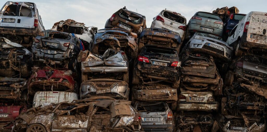 Detectan riesgo tóxico en los cementerios de coches de Valencia y piden su descontaminación inmediata