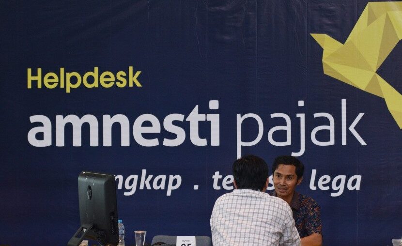 Petugas pajak melayani warga yang mengikuti program Pengampunan Pajak (Tax Amnesty) di Kantor Direktorat Jenderal Pajak.