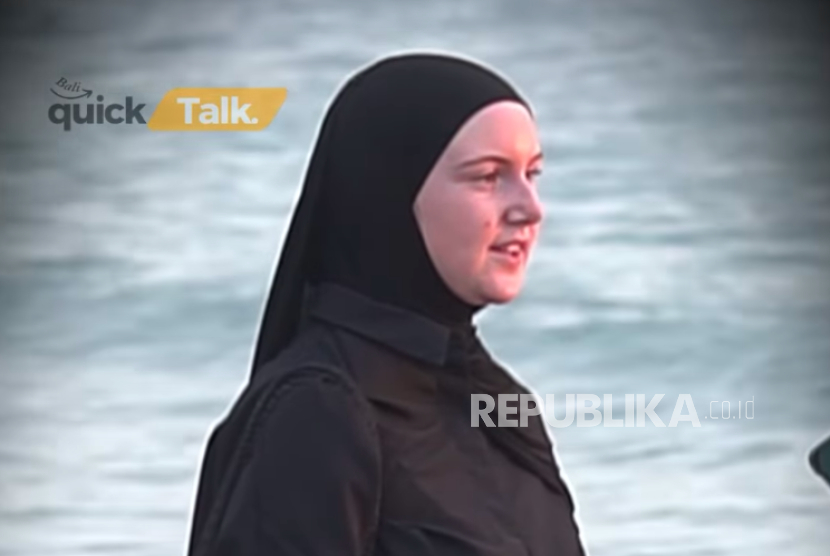 Diantara Bule Berbikini di Bali, Mualaf Asal Prancis Ini Anggun dengan Balutan Hijab |Republika Online