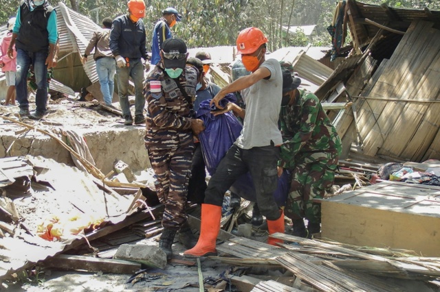 Dieci morti nell’eruzione di un vulcano nel sudest dell’Indonesia